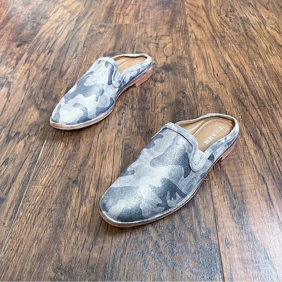 Trask • Ashley Pewter Camo Slide mule grey silver camouflage print leather - Picture 2 of 12